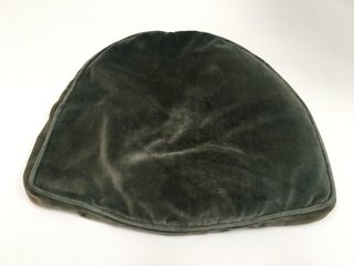 ANTIGUO ALMOHADÓN SEMICIRCULAR PANA VERDE P/ SILLA 45x50 CM (USADO)