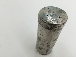 ANTIGUO SALERO DE METAL