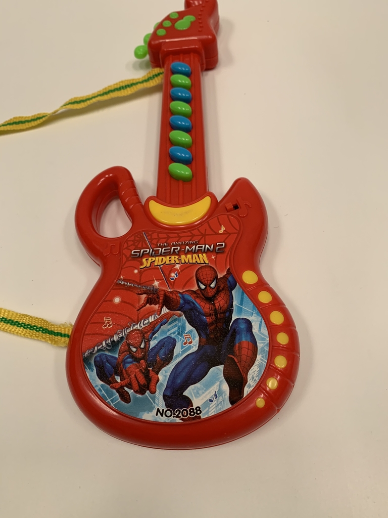 JUGUETE GUITARRA MUSICAL SONIDOS SPIDERMAN 2 29CM (USADO)