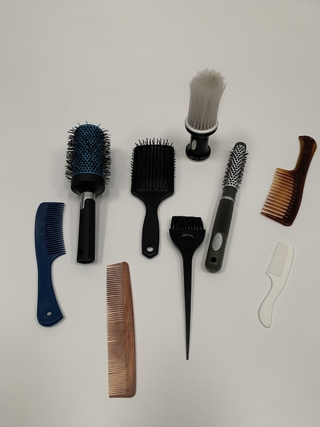 LOTE DE 9 PEINES CEPILLOS QUITA PELO UTENSILIOS PELUQUERÍA (USADO)