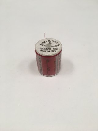 CARRETE DE HILO ROJO DANFIELD THREADS 100% POLYESTER 205M (NUEVO)