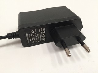 FUENTE PARA CÁMARAS DE SEGURIDAD AC/DC LJS-186 100-240 V (USADO)