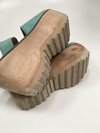 SANDALIAS GAMUZADAS CELESTES CON PLATAFORMA BNEDIKTA TALLE 38 (USADO) - tienda online