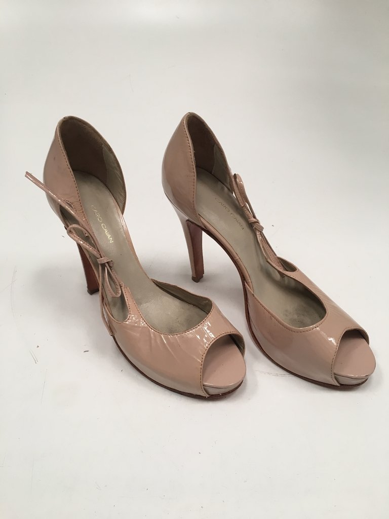 ZAPATOS STILETTOS CARO CAIAN CHAROL ROSA NUDE TALLE 38 (USADO)