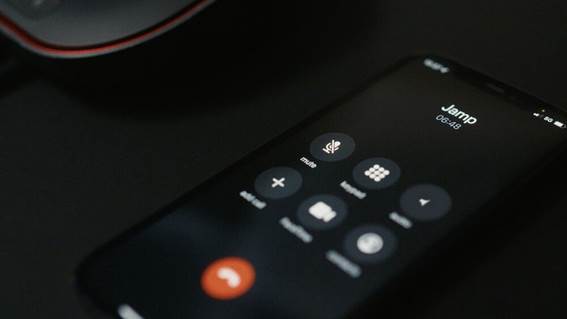 Un control remoto y un teclado

El contenido generado por IA puede ser incorrecto.