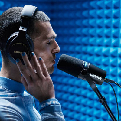 Persona hablando por teléfono cerca de un micrófono

El contenido generado por IA puede ser incorrecto.