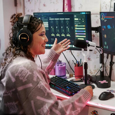 Un par de personas con instrumentos musicales y micrófonos

El contenido generado por IA puede ser incorrecto.