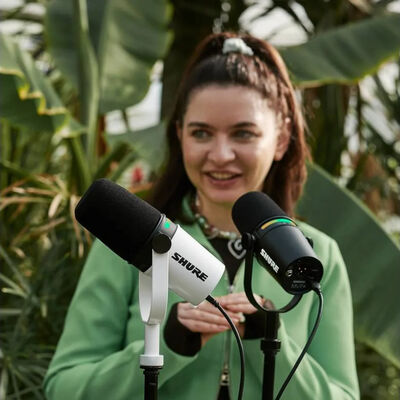 Imagen que contiene persona, exterior, verde, sostener

El contenido generado por IA puede ser incorrecto.