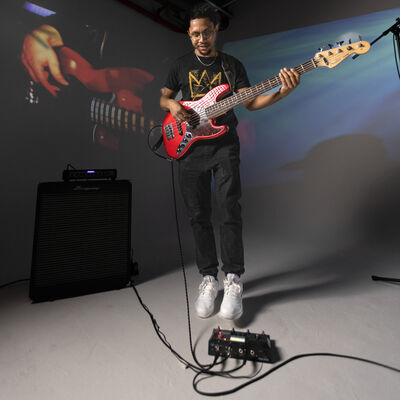 Un par de personas con instrumentos musicales y micrófonos en un escenario

El contenido generado por IA puede ser incorrecto.