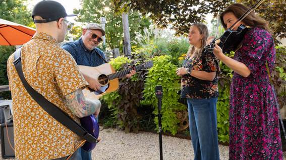 Un par de personas de pie

El contenido generado por IA puede ser incorrecto.