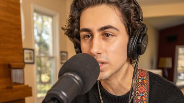 Una persona con la cara de un micrófono

El contenido generado por IA puede ser incorrecto.