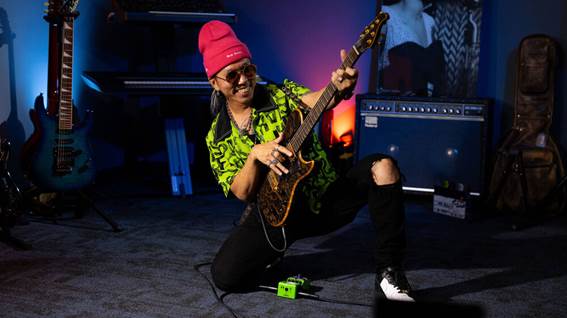 Persona con guitarra en las manos
El contenido generado por IA puede ser incorrecto.