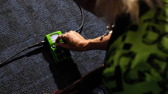 Mano sosteniendo un aparato electrónico
El contenido generado por IA puede ser incorrecto.