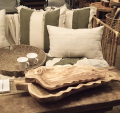 CENTRO CHICO DE MADERA MUY LIVIANA, DISEÑO HOJA - MEDIDAS 57x27 cm.