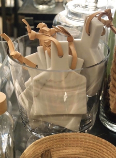 POSA CUCHARA DE COCINA DE PIEDRA CALACATA CON TIENTO DE CUERO - comprar online