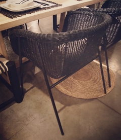 SILLAS DE RATTAN COLOR NEGRO CON ESTRUCTURA DE HIERRO DEL MISMO COLOR X 2 UNIDADES - DISEÑO AZAFRÁN