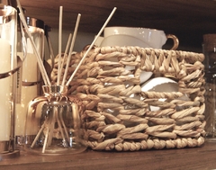 CANASTO DE FIBRAS NATURALES (HYACINTH/JACINTO) - MEDIDAS 30X21X16 cm. - DISEÑO FIGUERAS - NAVARRA Home