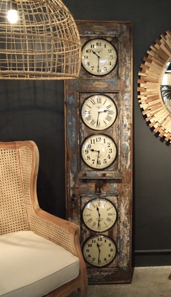RELOJ EN MADERA ANTIGUA IMPORTADA, 5 CIUDADES DIFERENTES + HERRAJES VIEJOS - MEDIDAS 1.84x0.46 cm.