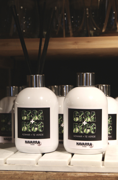 DIFUSOR 300 ml. CON VARILLAS DE BAMBÚ NATURAL - AROMA AZAHAR Y TÉ VERDE