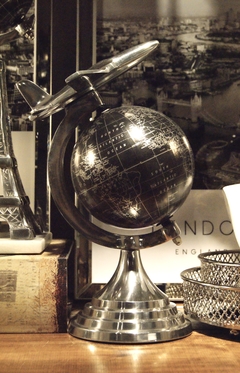 GLOBO TERRÁQUEO DECORATIVO NEGRO CON ESTRUCTURA Y DISEÑO DE AVIÓN METAL CROMO - MEDIDAS 20x30 cm. - CÓD. U28350