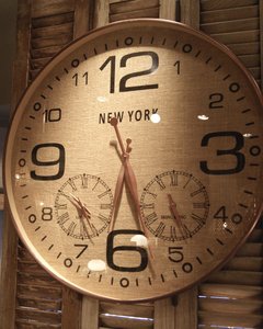 RELOJ DE METAL COLOR COBRE + VIDRIO + INTERIOR RAFIA - 3 MÁQUINAS - DIÁMETRO 76 cm.