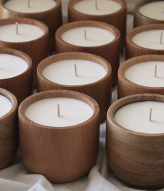 VELA DE SOJA EN CONTENEDOR DE MADERA - MEDIDAS Ø 10x8 cm. - AROMA VAINILLA en internet