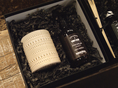 GIFT BOX NAVARRA Home N°6 - CAJA NEGRA PARA REGALO CONTIENE 1 VELA DE SOJA EN VASO DE VIDRIO CON DISEÑO DORADO + 1 HOME SPRAY AROMA NARDO
