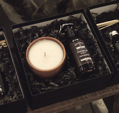 GIFT BOX NAVARRA Home N°7 - CAJA NEGRA PARA REGALO CONTIENE 1 VELA DE SOJA AROMA GARDENIA EN CUENCO DE MADERA + 1 HOME SPRAY AROMA NARDO