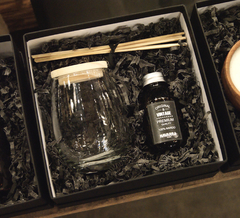 GIFT BOX NAVARRA Home N°8 - CAJA NEGRA PARA REGALO CONTIENE DIFUSOR DE VIDRIO CON TAPA DE MADERA Y VARILLAS DE BAMBÚ + ENSENCIA AROMA NARDO