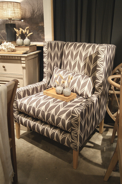 SILLÓN ESTRUCTURA DE MADERA MACIZA, TAPIZADOS CON TELAS CON PROCESO ANTI-MANCHAS - DISEÑO ESPIGA GRIS SANTIAGO