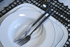PLATO HONDO REDONDO SET X 6 - COLOR BLANCO CON FILETE NEGRO en internet