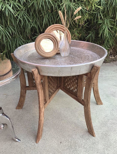 MESA DE MADERA DE MANGO, TAPA DESMONTABLE FORRADA EN ALUMINIO LABRADO ARTESALMENTE Y BASE PLEGABLE - MEDIDAS Ø 75x61 cm.