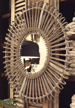 ESPEJO CON PÁTINA BALNQUESINA EN MADERA + CAÑA DE RATTAN - MEDIDAS Ø 74 cm. - DISEÑO BESAR