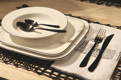 PLATO POSTRE CUADRADO SET X 6 - COLOR BLANCO CON FILETE NEGRO - MEDIDAS 25 cm.