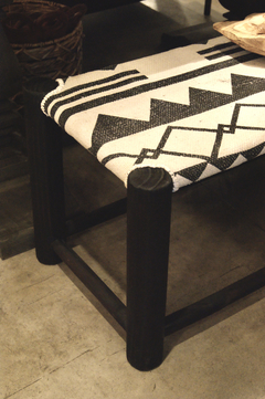 BANCO DE ESTRUCTURA DE MADERA QUEMADA CON UNA ANTIGUA TÉCNICA JAPONESA Y ASIENTO EN TELA DE ALGODÓN RÚSTICA - MEDIDAS 1.15x0.45x0.45 DE ALTO - DISEÑO TRIÁNGULOS - comprar online