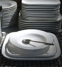 PLATO POSTRE CUADRADO SET X 6 - COLOR BLANCO CON FILETE NEGRO - MEDIDAS 25 cm. - comprar online