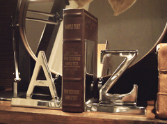 SUJETA LIBROS DE HIERRO CROMADO - MEDIDAS 30x08x12 DE ALTO - DISEÑO A-Z