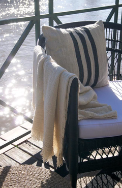 SILLÓN EN RATTAN - COLOR NEGRO CON ALMOHADÓN PARA EL ASIENTO COLOR BLANCO - comprar online