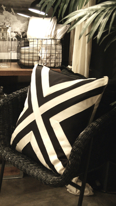 ALMOHADÓN NEGRO | CRUDO - DISEÑO FLAG