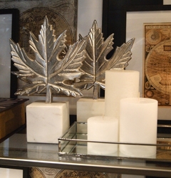 PISAPAPELES DE METAL CON BASE DE MÁRMOL - MEDIDAS 27x18 - DISEÑO HOJA DE ARCE