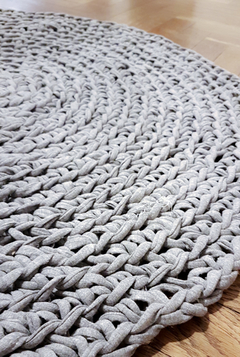 alfombra tejida gris 