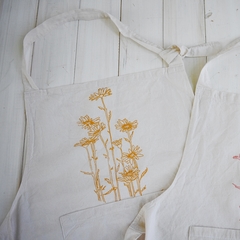 DELANTAL DE LIENZO NATURAL MARGARITAS - Patch-In by Gaby Caporale 