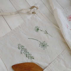 DELANTAL DE LIENZO NATURAL FLORES SILVESTRES - Patch-In by Gaby Caporale 
