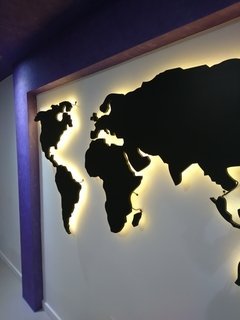 MapaMundi en corpóreo de Madera con Luz Led RGB con control remoto. en internet