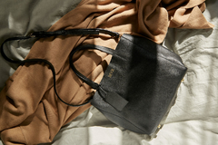 Banner de la categoría Leather Bags