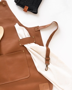 Delantal “James” - simil cuero - - comprar online