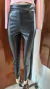 Pantalon cuerina recortes
