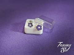 AR 481 - Aros abridores de acero - Florcitas redondeadas violeta con centro blanco