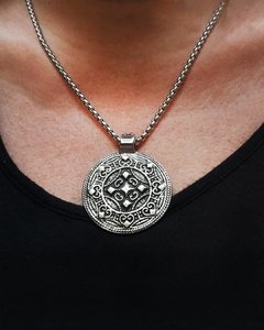 CO 670 - Conjunto Medallón de Alpaca India - Círculo labrado (5 cm diámetro) + Cadena de acero (largo total 58 cm) - comprar online
