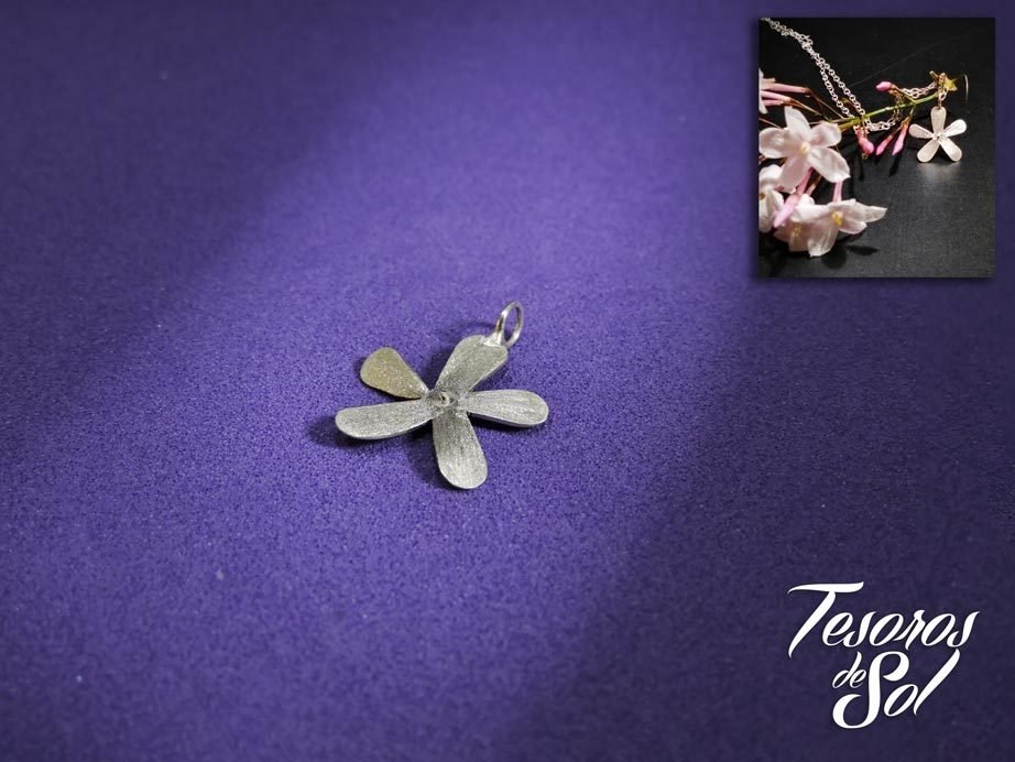 D 1012 - Dije de Plata 925 - Diseño Artesanal @dahojoyas - Flor de jazmín  del país (17 mm)